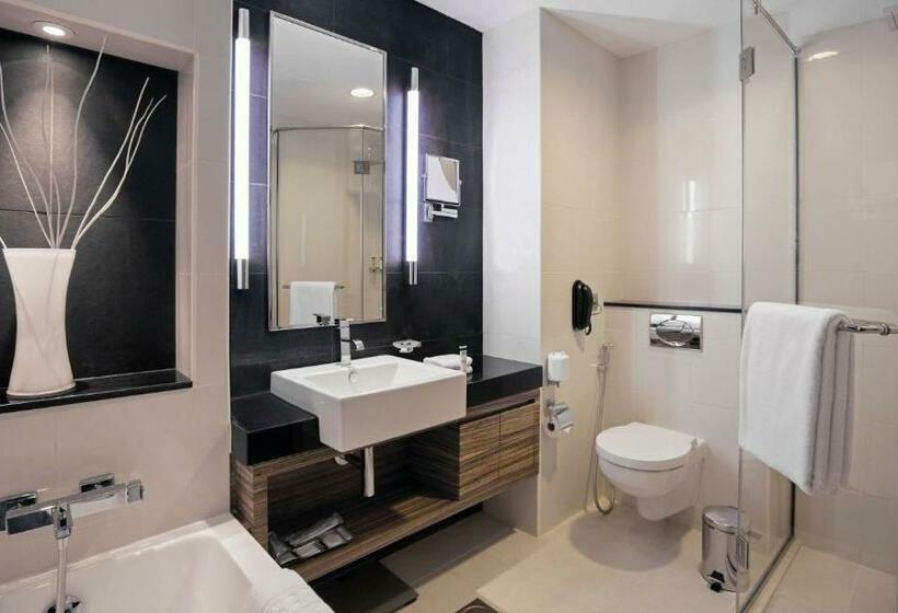 اتاق اجرایی با تخت بزرگ, Pullman Dubai Jumeirah Lakes Towers