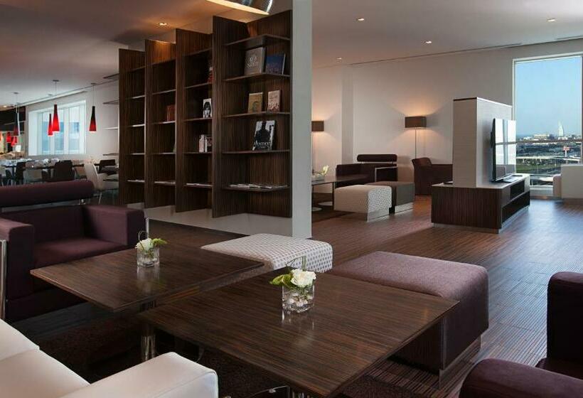 اتاق اجرایی با تخت بزرگ, Pullman Dubai Jumeirah Lakes Towers