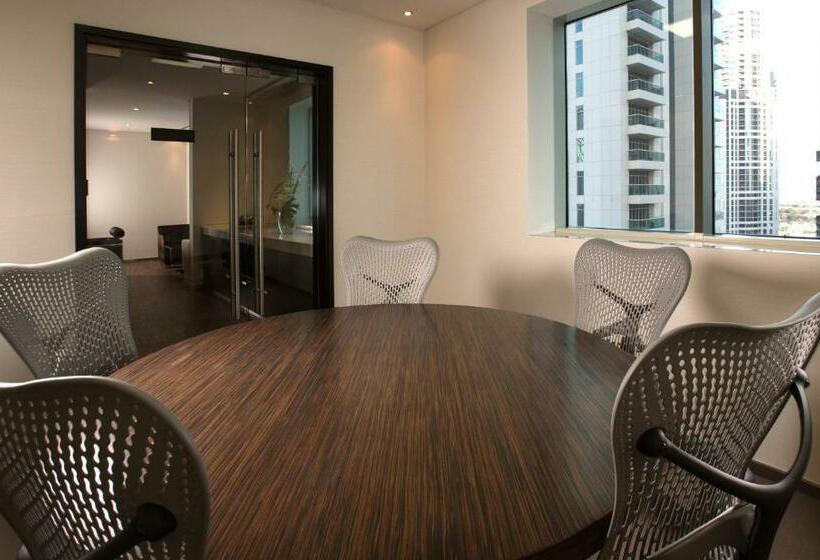 Номер Executive Кровать Кинг, Pullman Dubai Jumeirah Lakes Towers