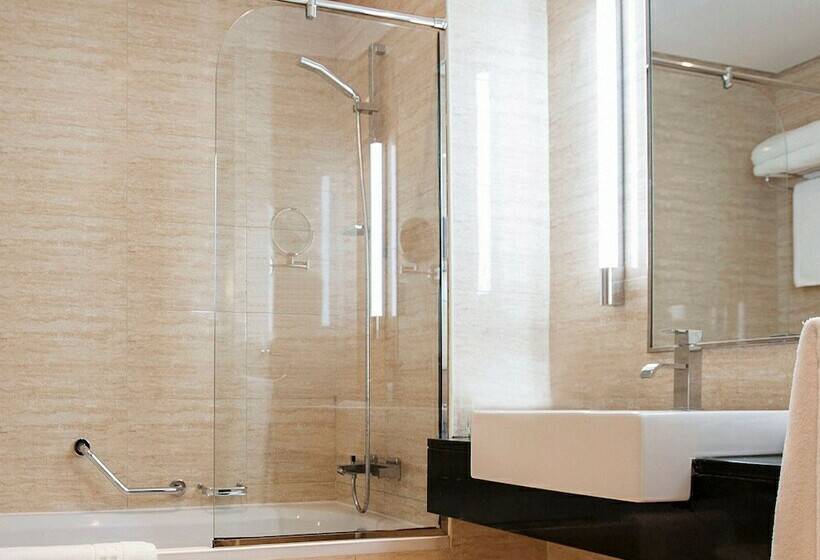 Номер Superior, Pullman Dubai Jumeirah Lakes Towers