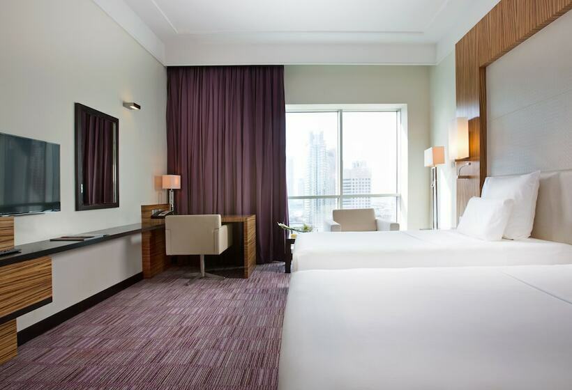 Номер Superior, Pullman Dubai Jumeirah Lakes Towers