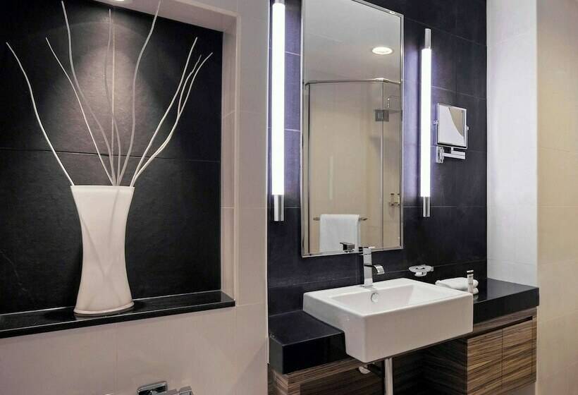 Люкс 3 Спальни, Pullman Dubai Jumeirah Lakes Towers