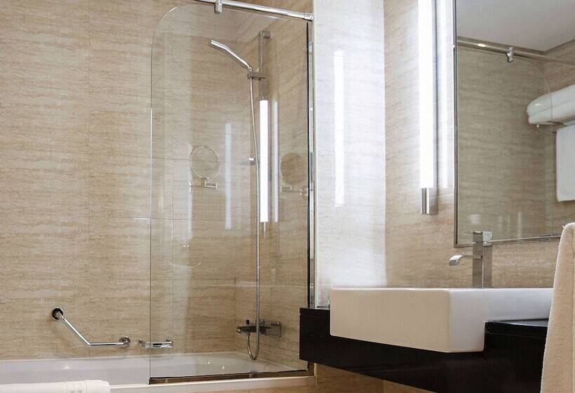 Номер Superior, Pullman Dubai Jumeirah Lakes Towers