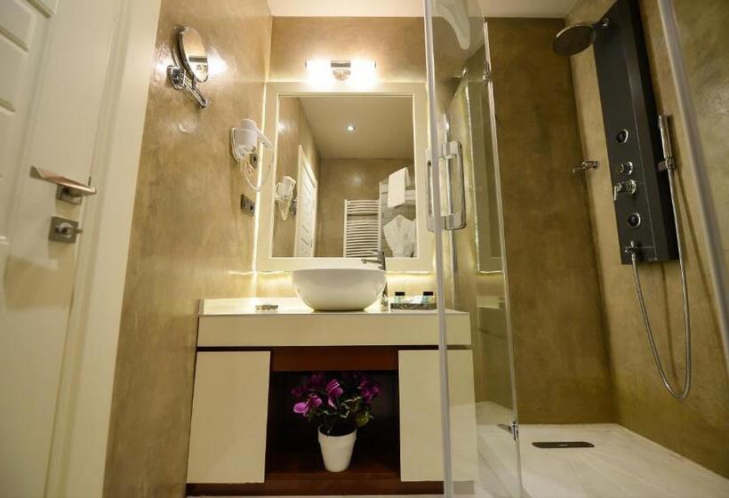 اتاق اکونومی, Royal Casino &