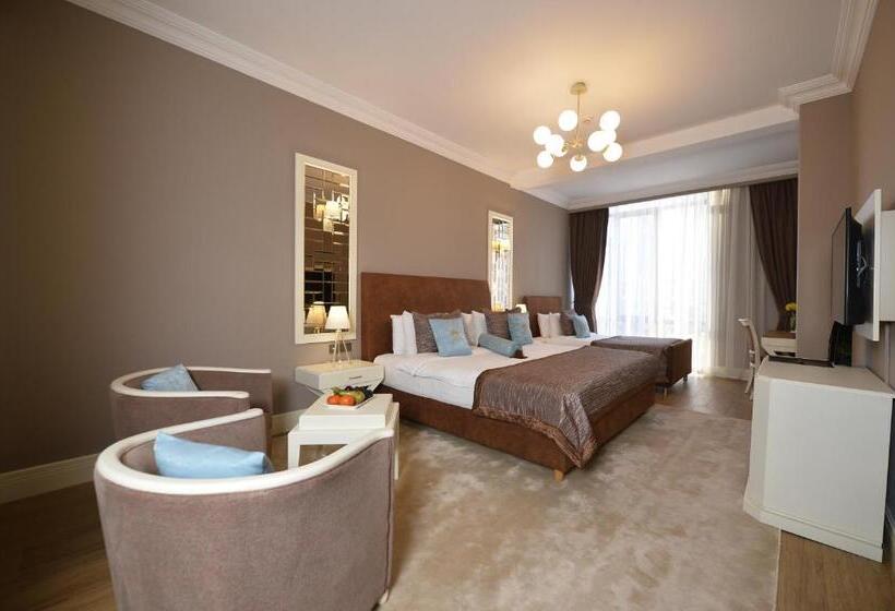 اتاق استاندارد سه نفره, Royal Casino &