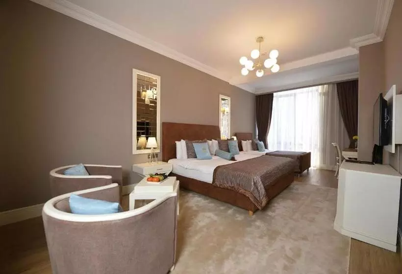 اتاق استاندارد سه نفره, Royal Casino &