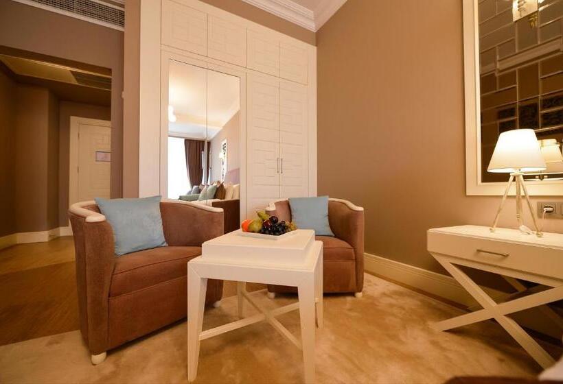 اتاق استاندارد سه نفره, Royal Casino &