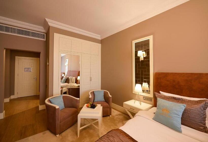 اتاق استاندارد سه نفره, Royal Casino &