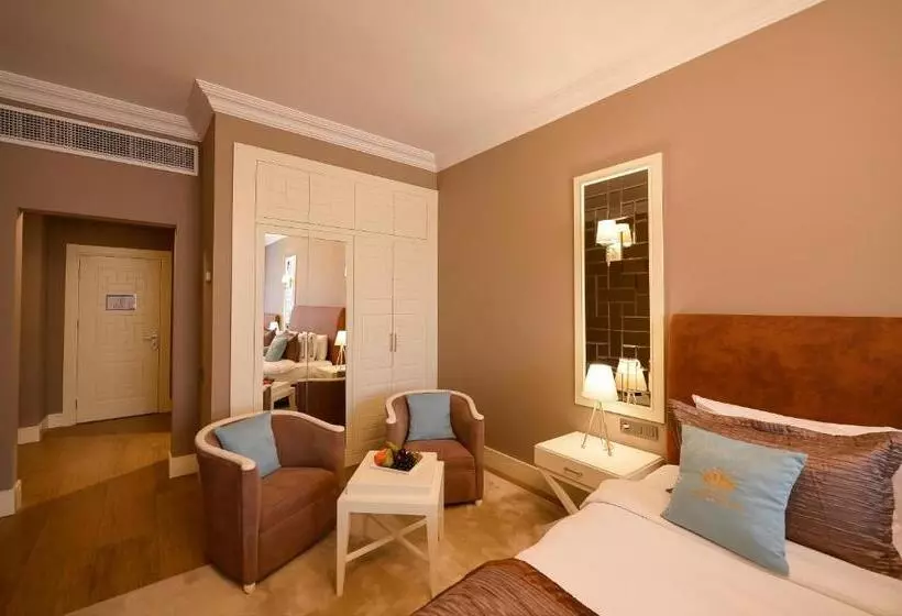 اتاق استاندارد سه نفره, Royal Casino &