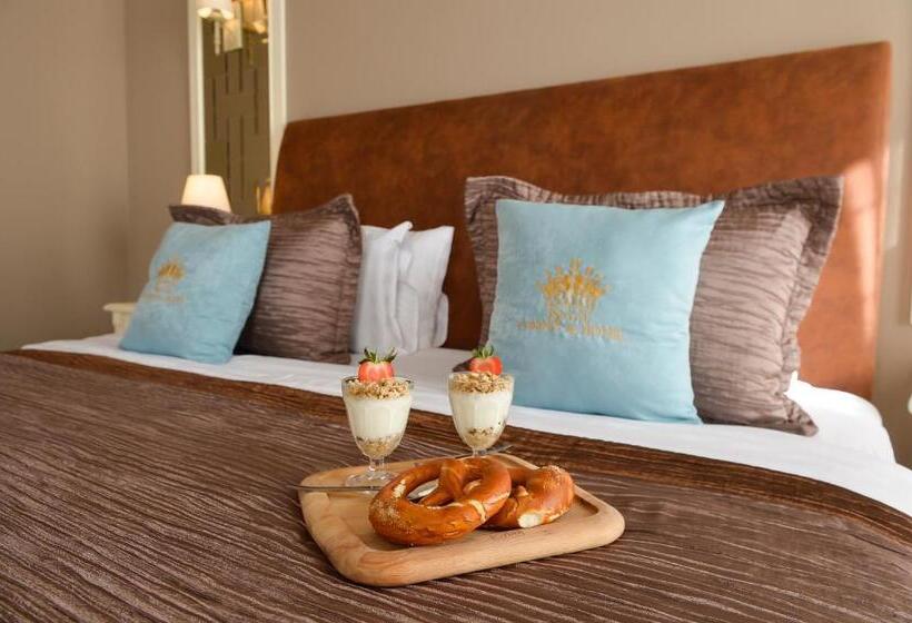 اتاق اجرایی سه نفره, Royal Casino &