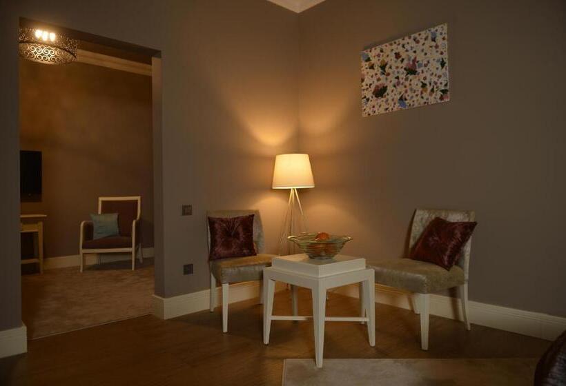 سوئیت با بالکن, Royal Casino &