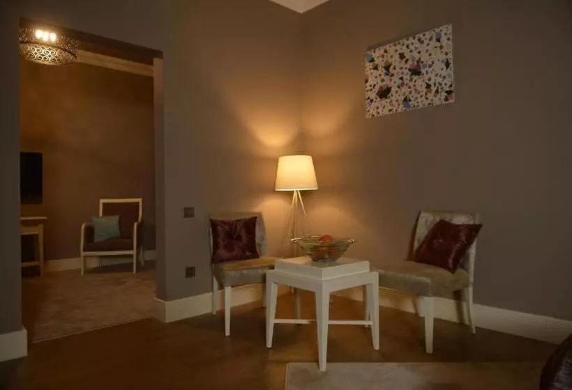 سوئیت با بالکن, Royal Casino &