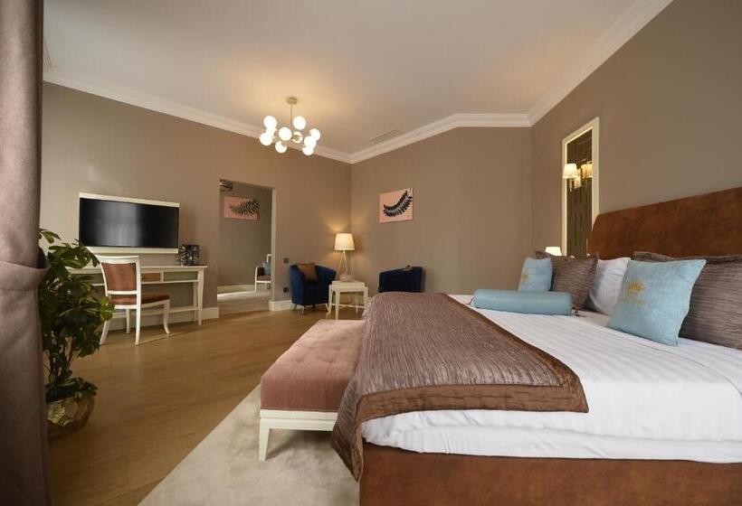 سوئیت با بالکن, Royal Casino &