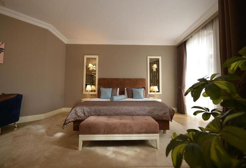 سوئیت با بالکن, Royal Casino &