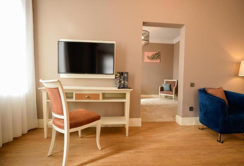 سوئیت با بالکن, Royal Casino &