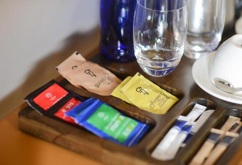 سوئیت با بالکن, Royal Casino &