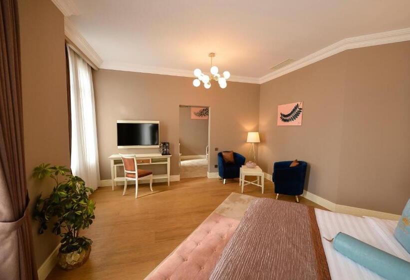 سوئیت با بالکن, Royal Casino &