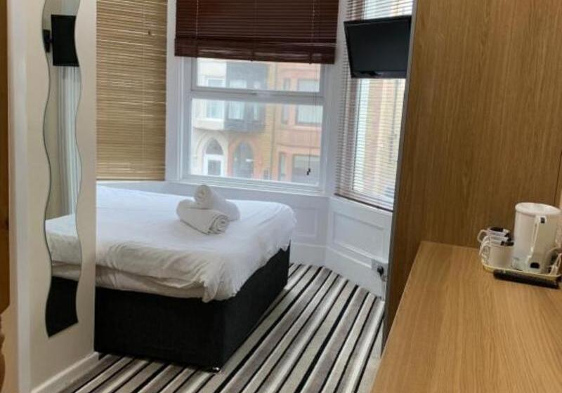 חדר משפחתי, OYO Wave Crest