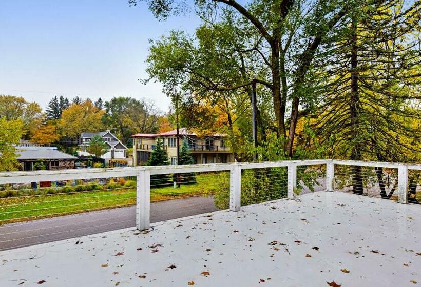 דירת שלושה חדרים, Beacon Court D