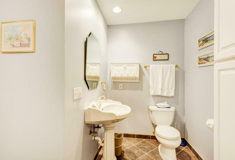 דירת שלושה חדרים, Beacon Court D