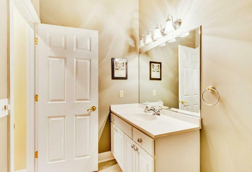 דירת שלושה חדרים, Beacon Court D