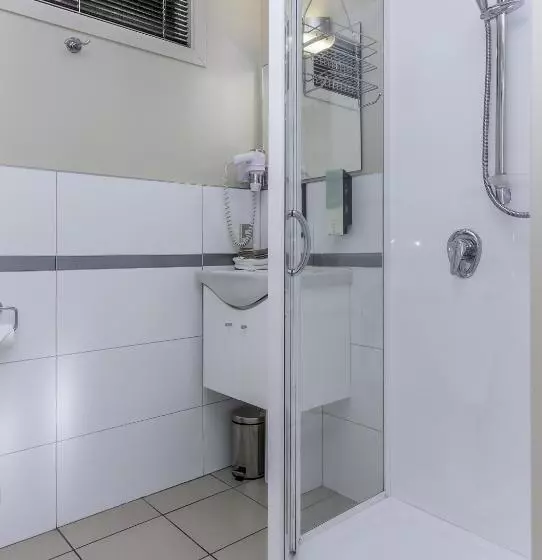 Standard-studio, 166 Majestic Court Motel