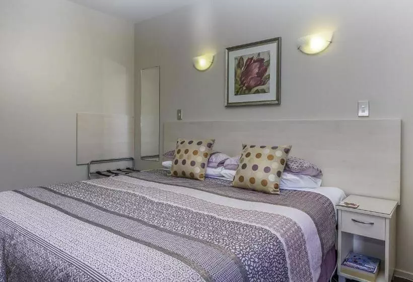 Standard-studio, 166 Majestic Court Motel