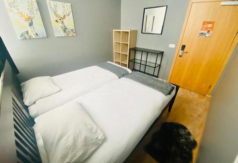 اتاق استاندارد با سرویس بهداشتی مشترک, Bus Hostel Reykjavik   Reykjavik Terminal