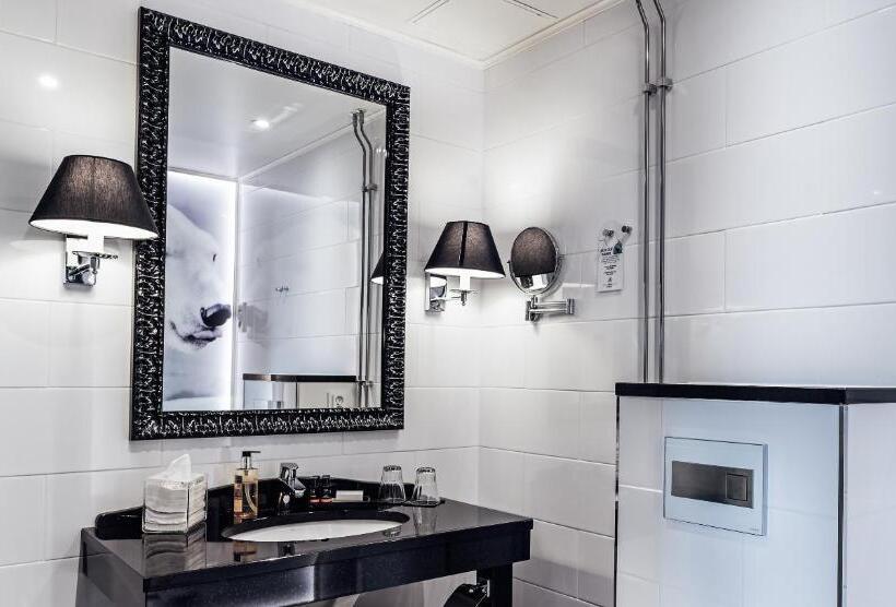 غرفة عائلية, Arctic Light