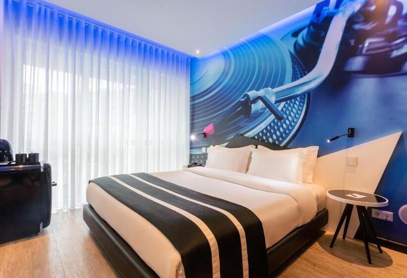 اتاق استاندارد, Hf Fenix Music