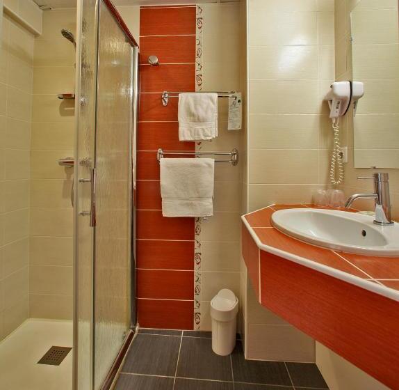 חדר סטנדרט לשלושה, Hôtel Le Madrigal