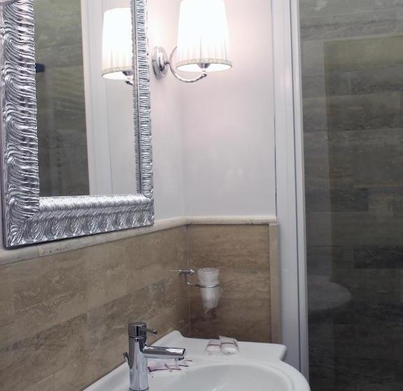 سوئیت با وان آب گرم, Piccolo Di Piazza Di Spagna Suites