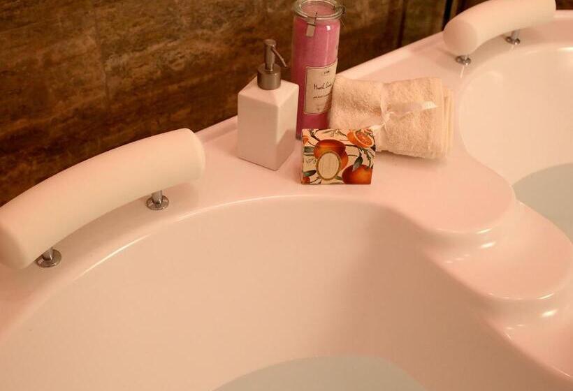 سوئیت با وان آب گرم, Piccolo Di Piazza Di Spagna Suites