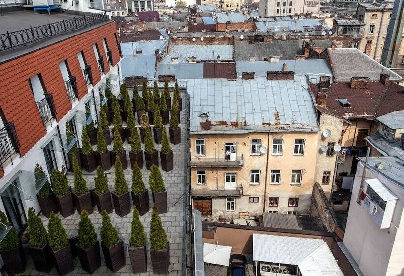 جناح جونيور, Rius Hotel Lviv