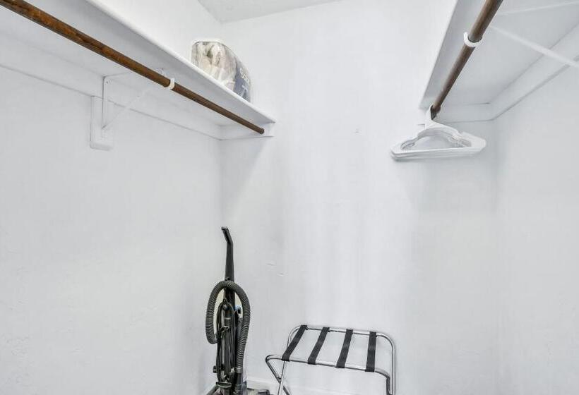 شقة غرفتين, Top Floor At The Shores