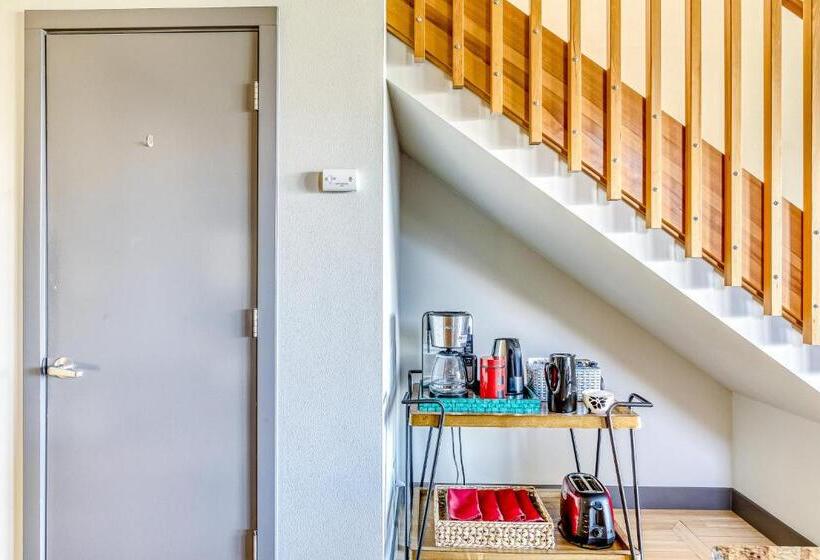 דירת שני חדרים, Mosier Creek Place