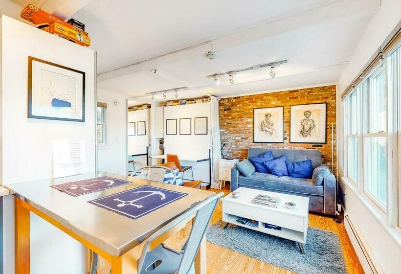 スタンダードスタジオ, A Room With A View