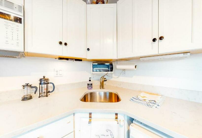 スタンダードスタジオ, A Room With A View