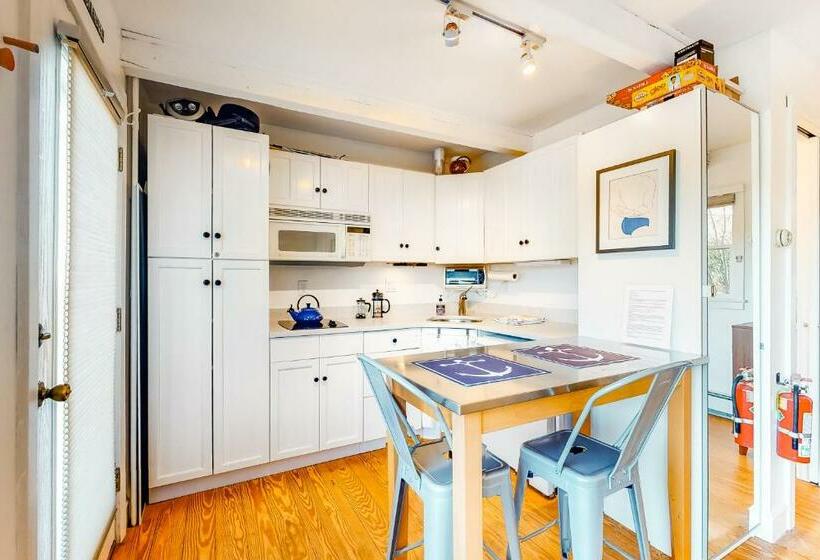 スタンダードスタジオ, A Room With A View