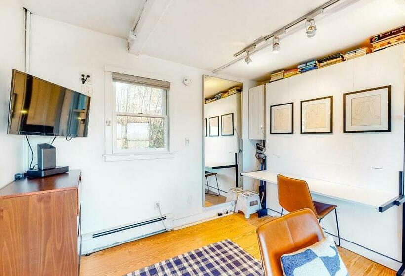 スタンダードスタジオ, A Room With A View