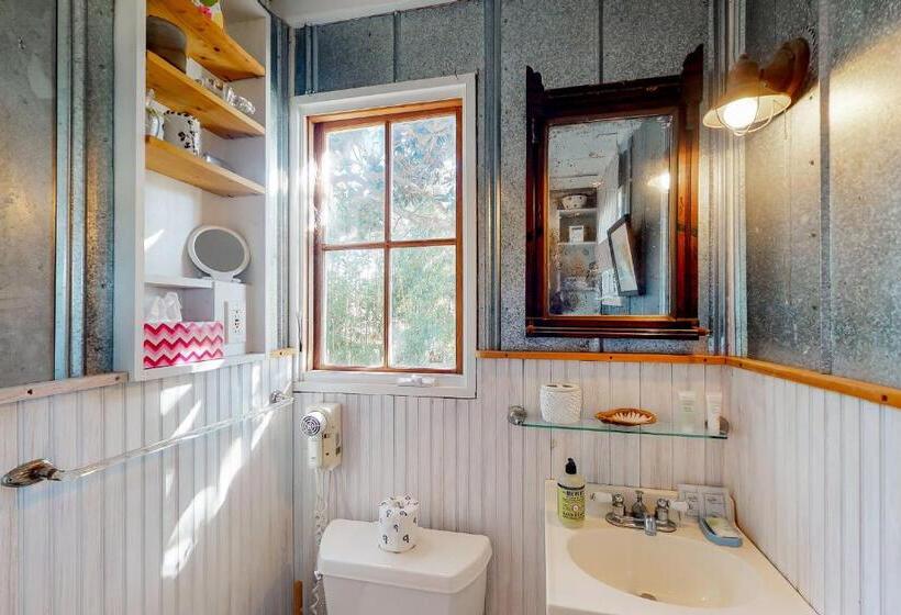 استودیوی استاندارد, Baby Breezy Tree House