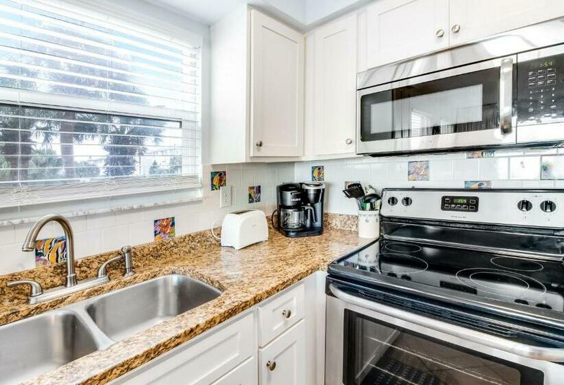 شقة غرفة واحدة, Commodore S Retreat 107