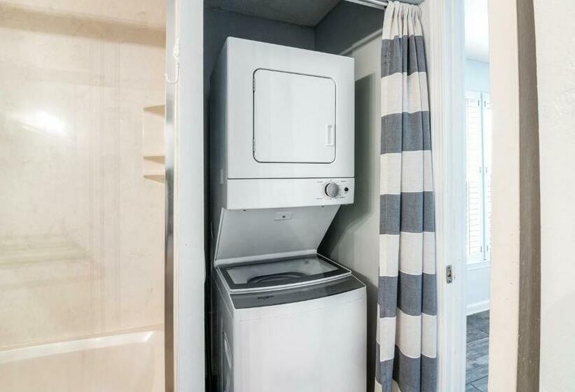 شقة غرفة واحدة, Commodore S Retreat 107