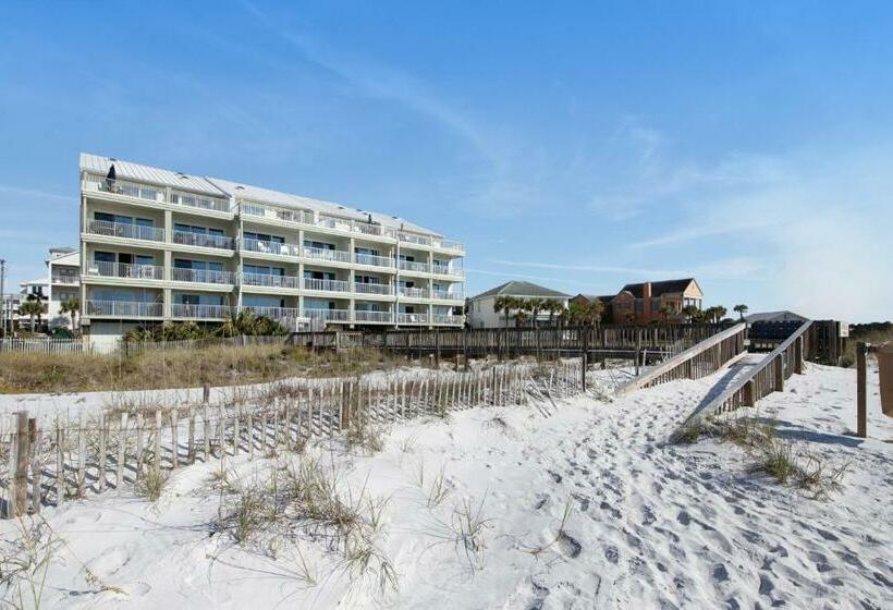 شقة غرفة واحدة, Commodore S Retreat 107