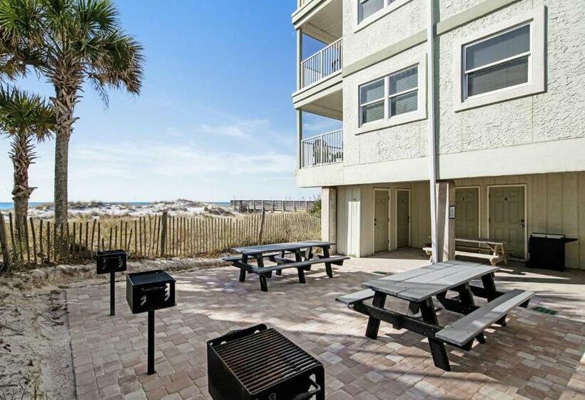 شقة غرفة واحدة, Commodore S Retreat 107