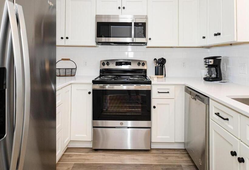 شقة غرفتين, Three Brothers