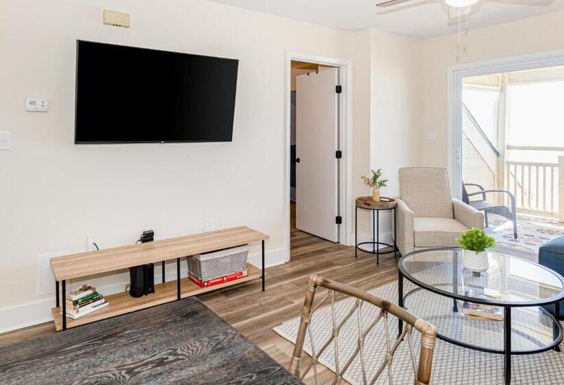 شقة غرفتين, Three Brothers