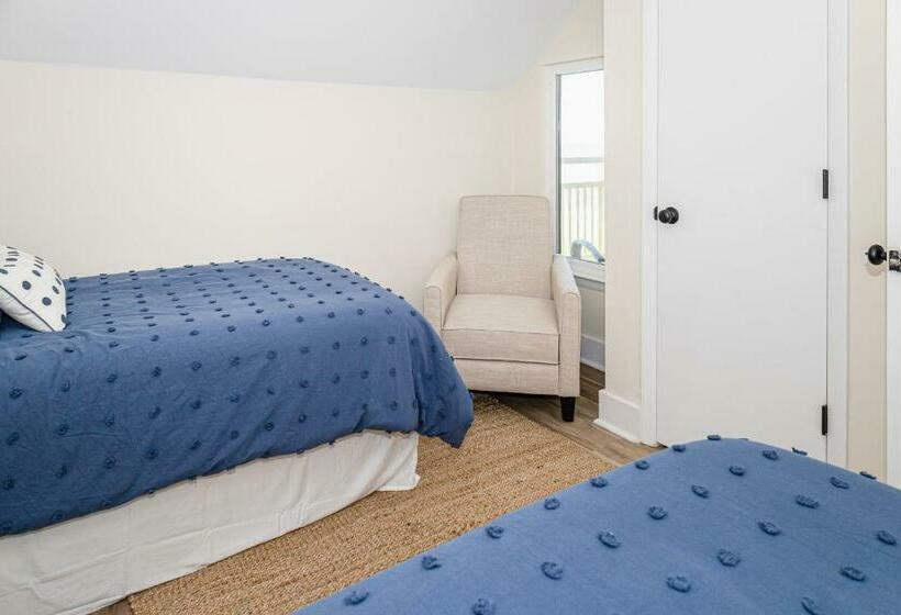 شقة غرفتين, Three Brothers