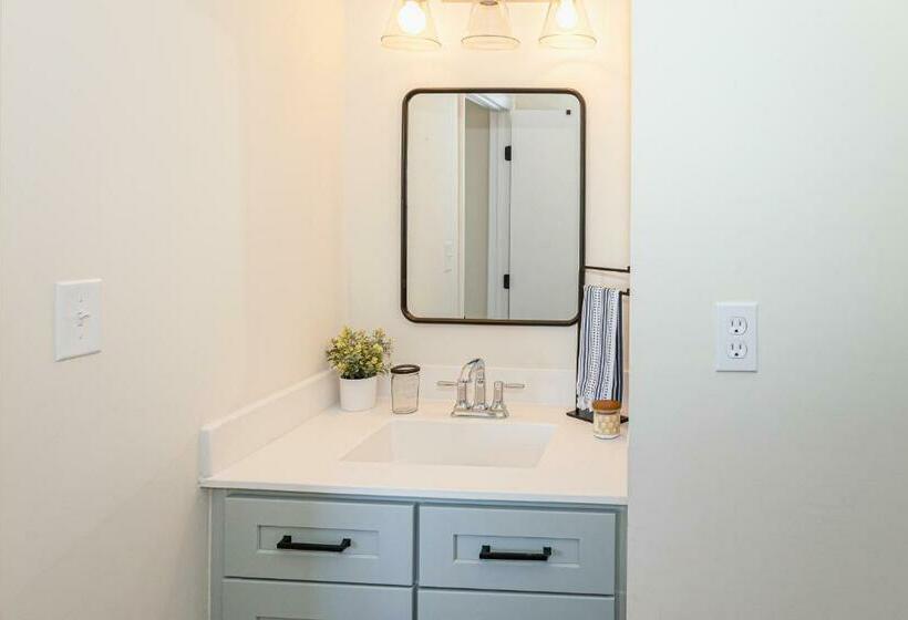 شقة غرفتين, Three Brothers