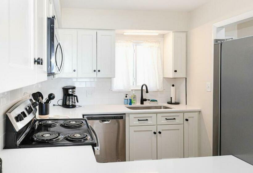 شقة غرفتين, Three Brothers